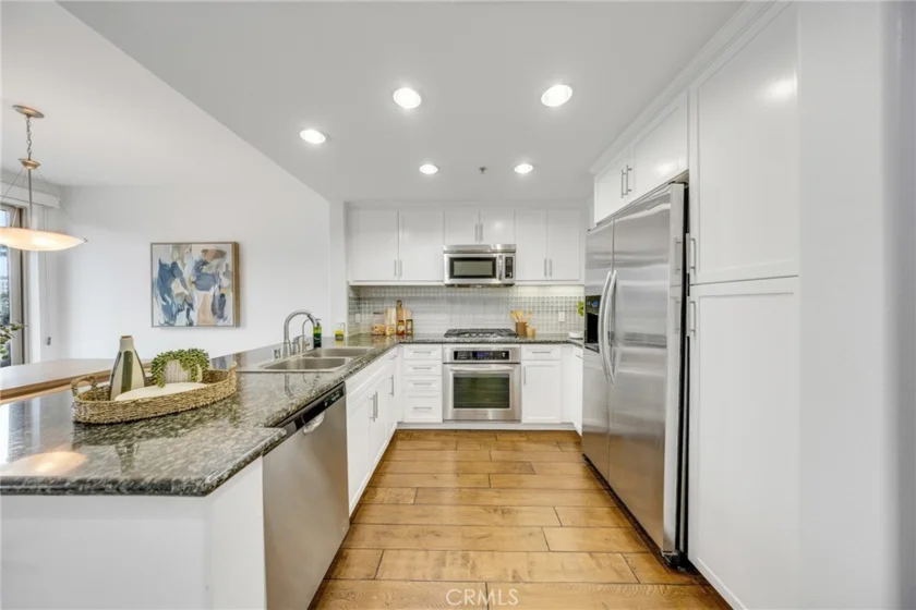 931 E Walnut #307 photo 3