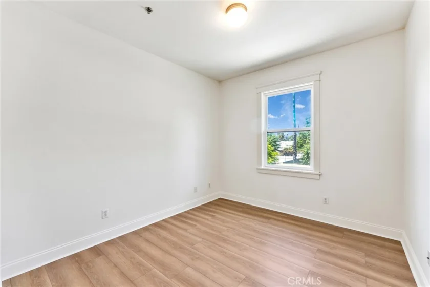 1590 Locust photo 18