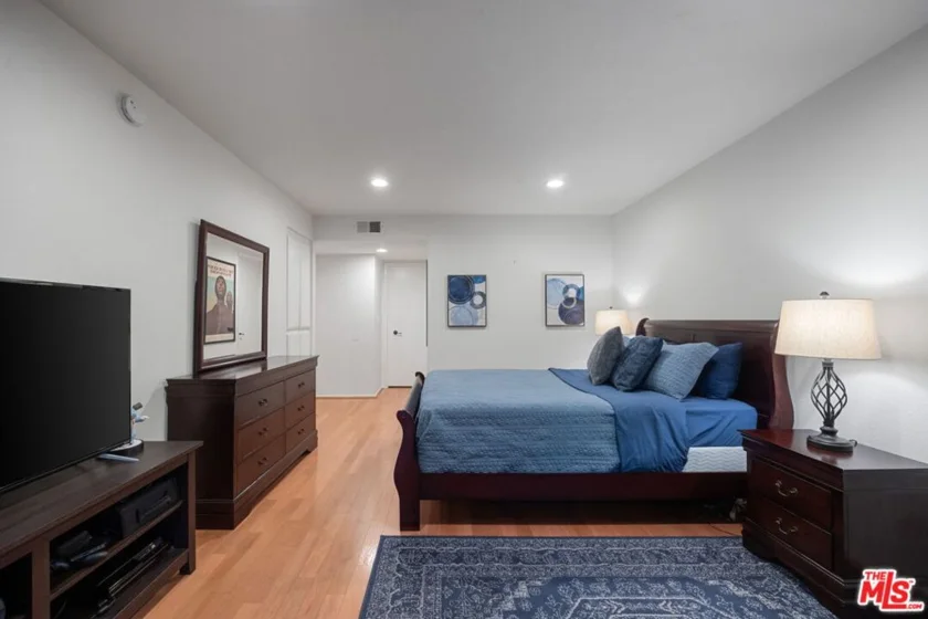 15325 Magnolia Boulevard #108 photo 32