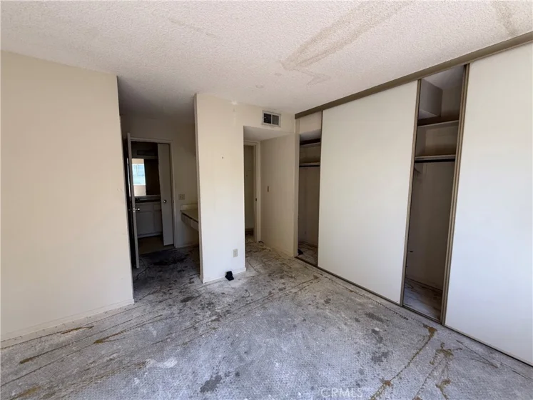 586 N Orange Grove photo 25