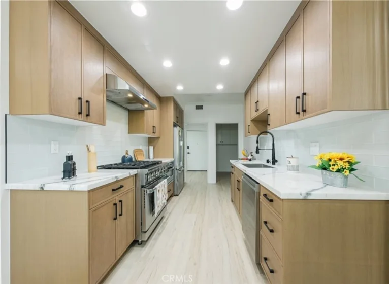 1944 Glendon Avenue #209 photo 23