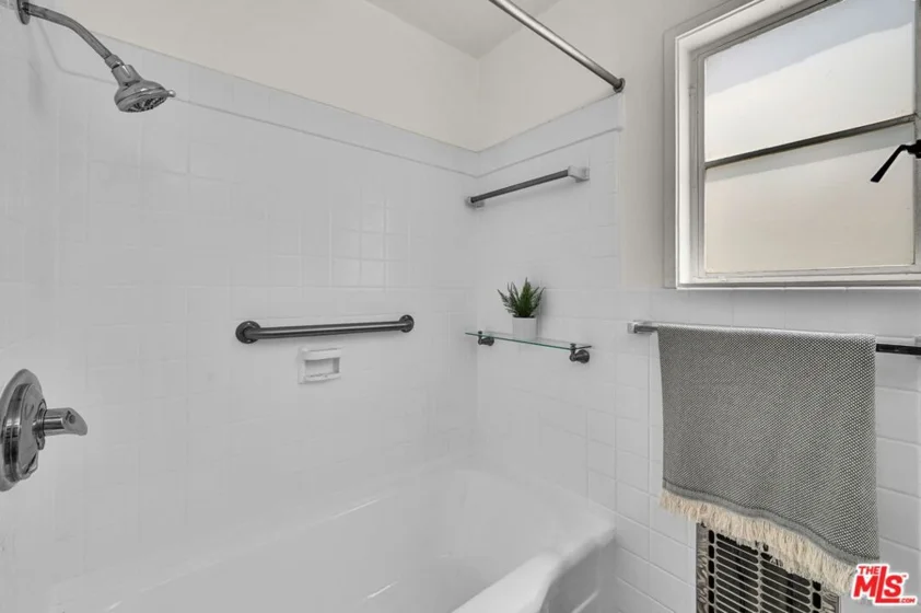 5226 Village Green photo 20