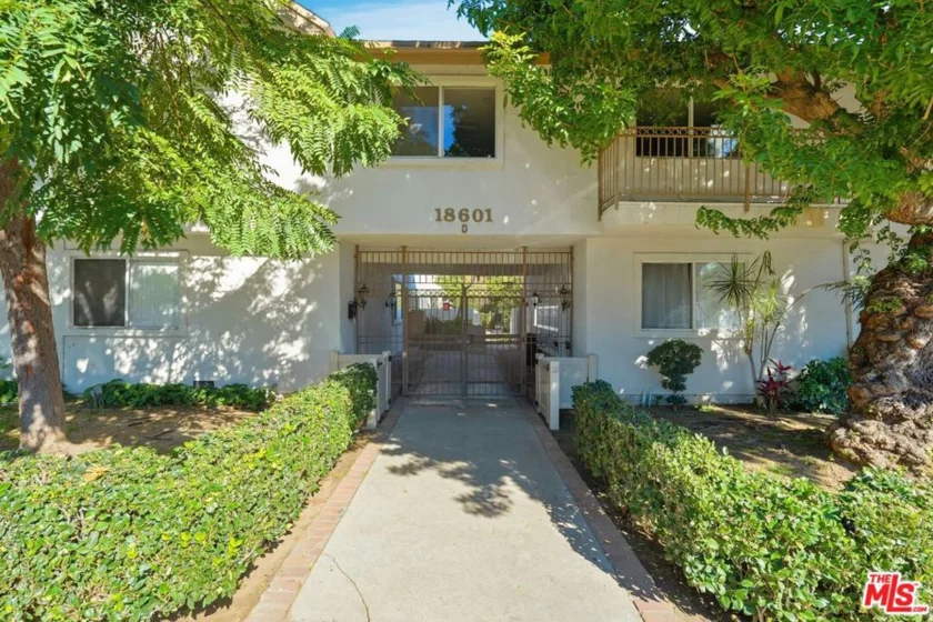 18601 Collins Street #D27 photo 1