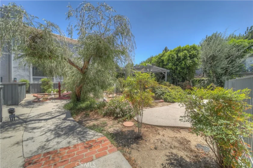 18100 Burbank #14 photo 40
