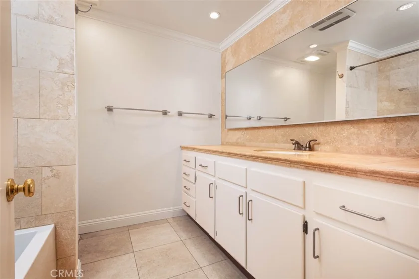 4536 Colbath Avenue #102 photo 18