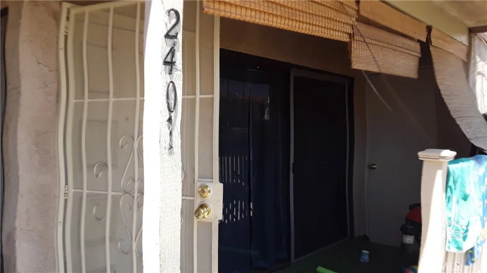 2401 W Acacia Avenue photo 1