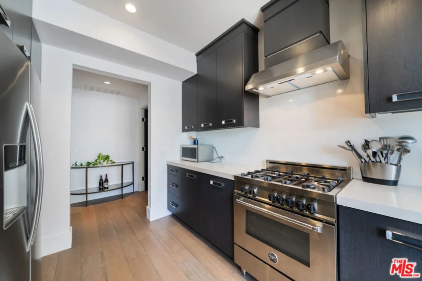 960 N Doheny Drive #301 photo 20