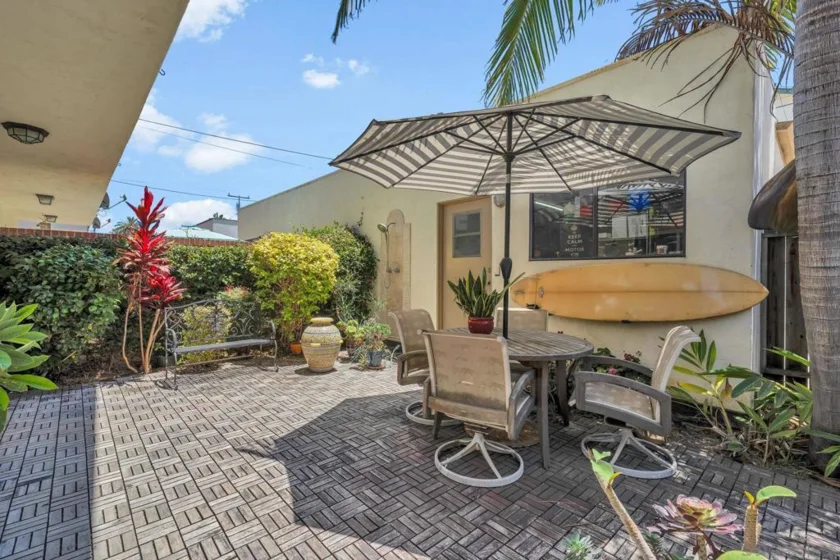 255 Daisy Avenue photo 1