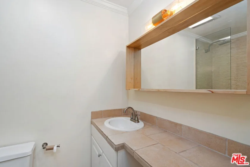 625 N Flores Street #304 photo 17