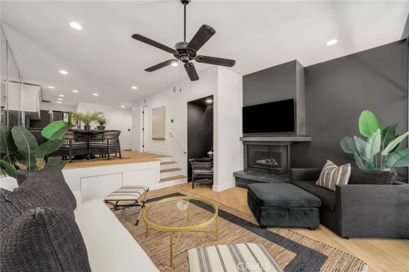 6112 N Marina Pacifica photo 3