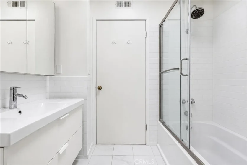 2147 N Beachwood #4 photo 18