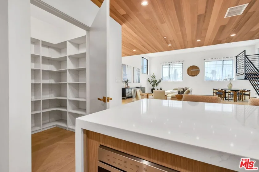 611 Broadway Street photo 22