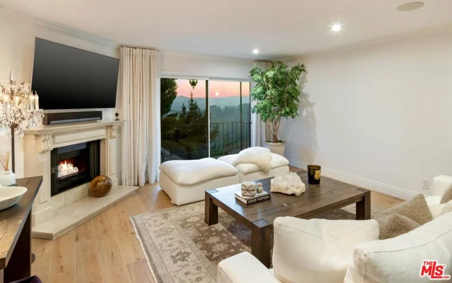 2385 Roscomare Road #D3 photo 1