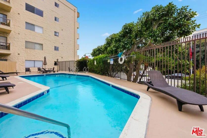 612 S Barrington Avenue #213 photo 20
