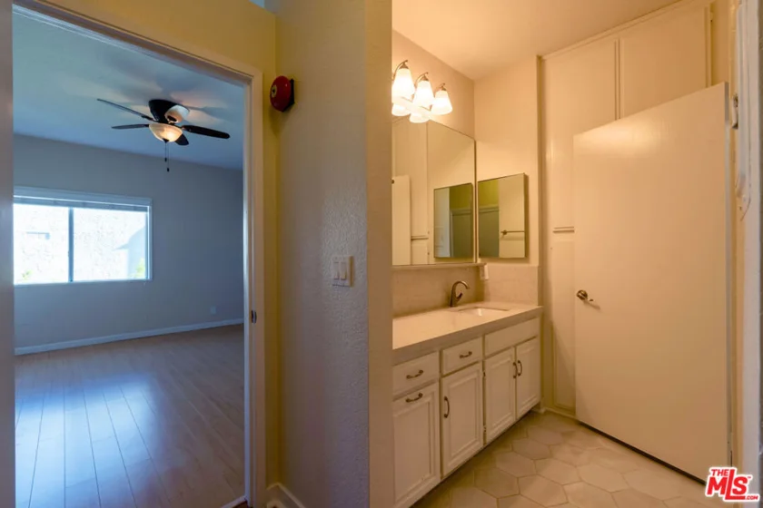 5135 Zelzah Avenue #305 photo 10