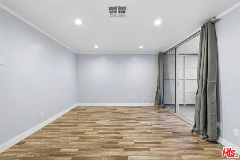 141 W Hillcrest Boulevard #2 photo 18