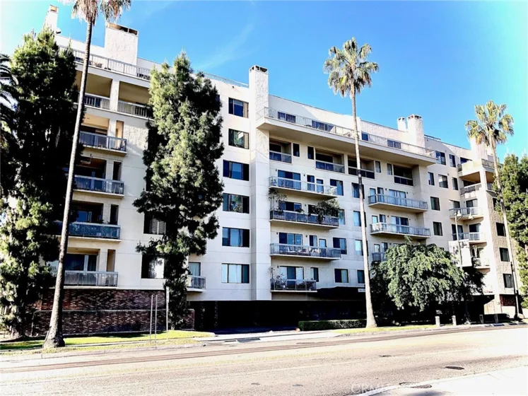 4460 Wilshire Boulevard #704 photo 1