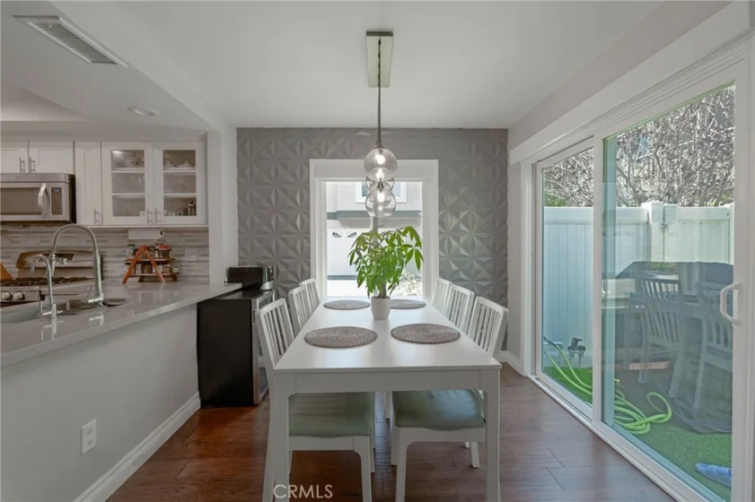 543 Victoria #M photo 4