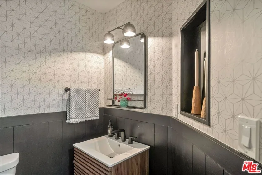 1160 Granville Avenue #104 photo 8