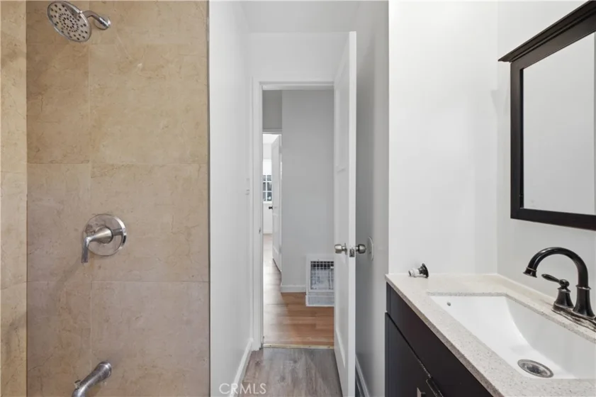 511 E Maple photo 18