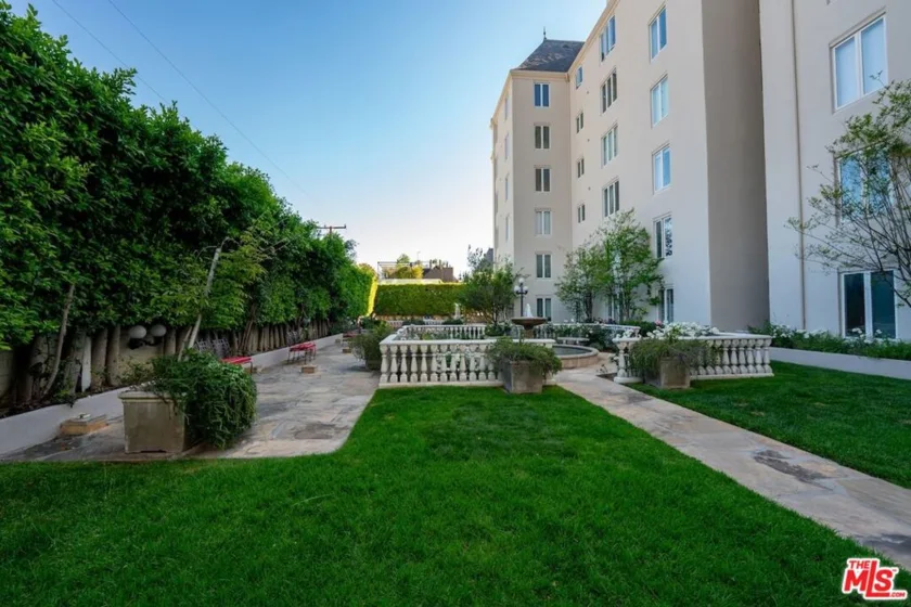 1424 N Crescent Heights Boulevard #54 photo 22