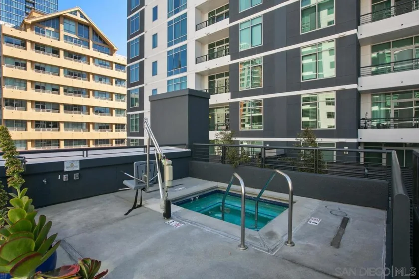 425 W Beech #204 photo 20