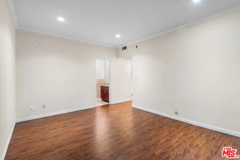 822 S Windsor Boulevard #102 photo 20