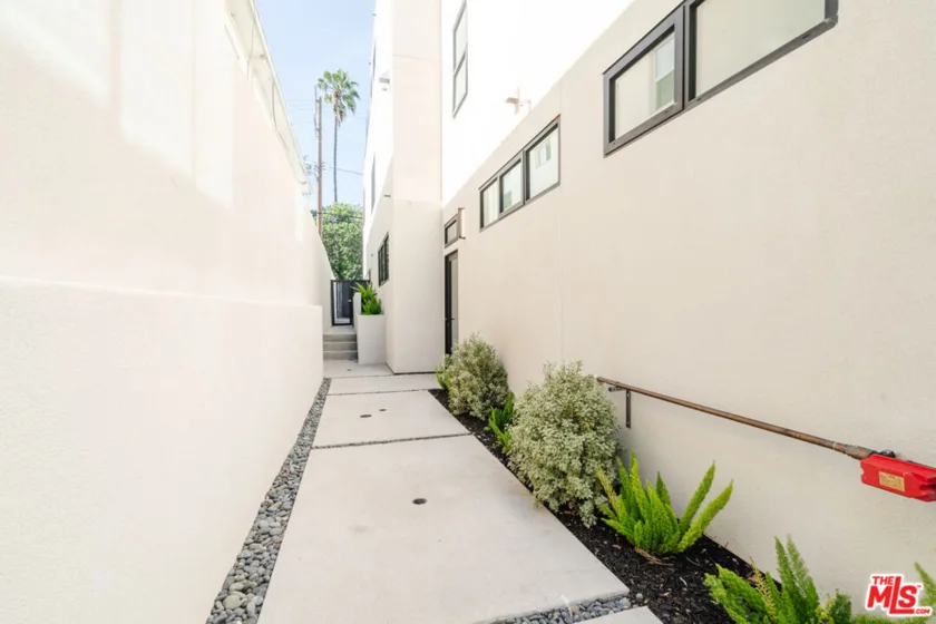 609 Broadway Street photo 6