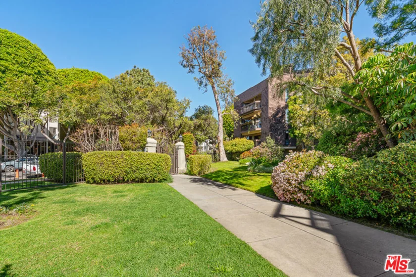 950 N Kings Road #106 photo 16
