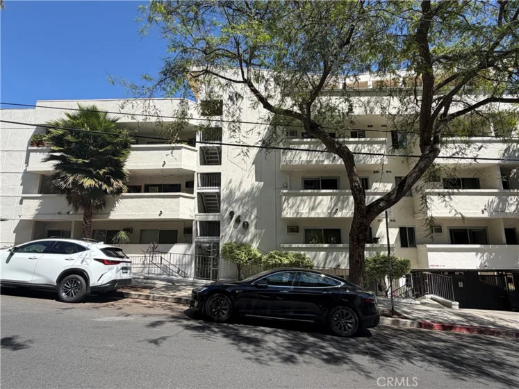 960 Larrabee photo 1