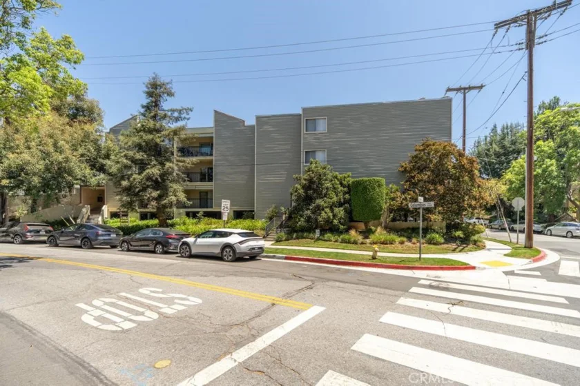 1236 N Columbus #11 photo 1