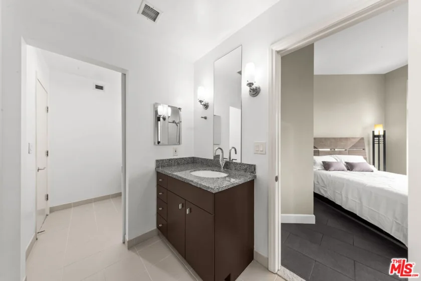1100 Wilshire Boulevard #2411 photo 11
