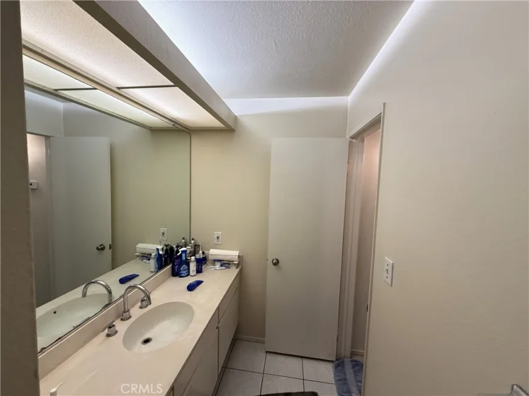 576 N Bellflower photo 2