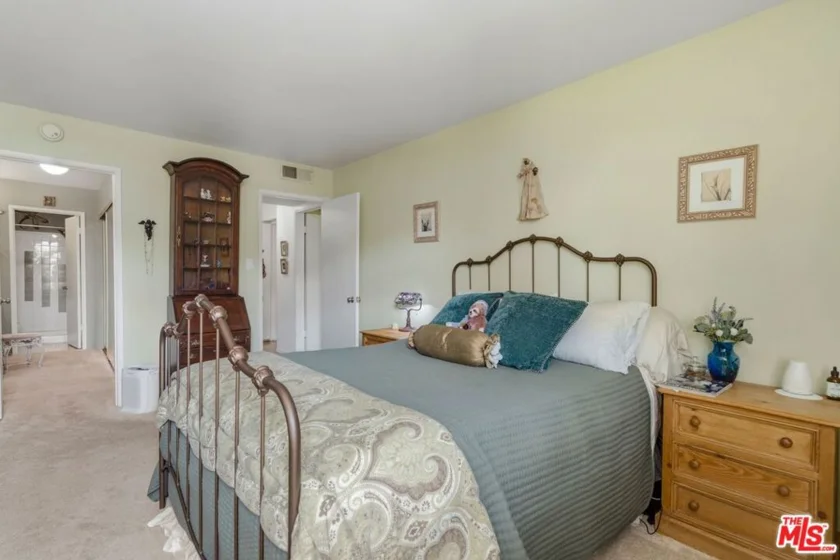 906 N Doheny Drive #221 photo 17