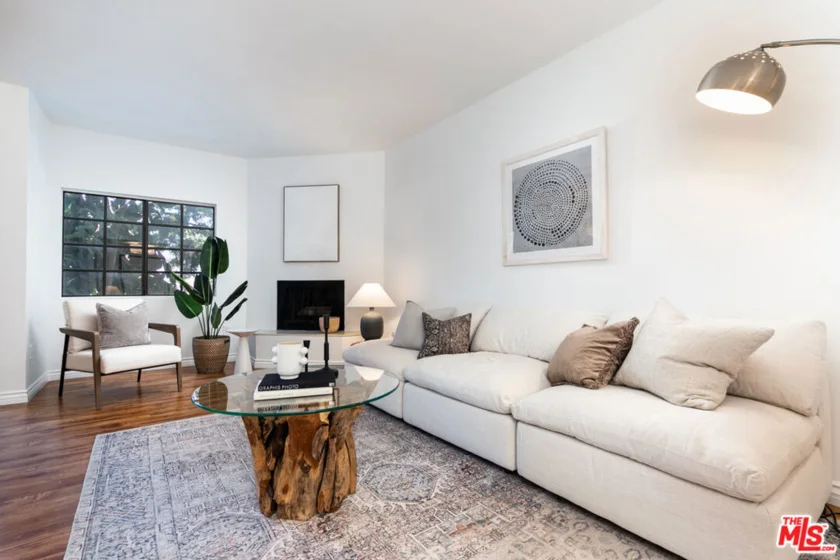 17914 Magnolia Boulevard #204 photo 1