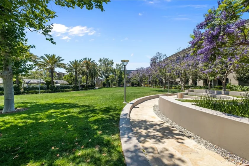4600 Rivington photo 36