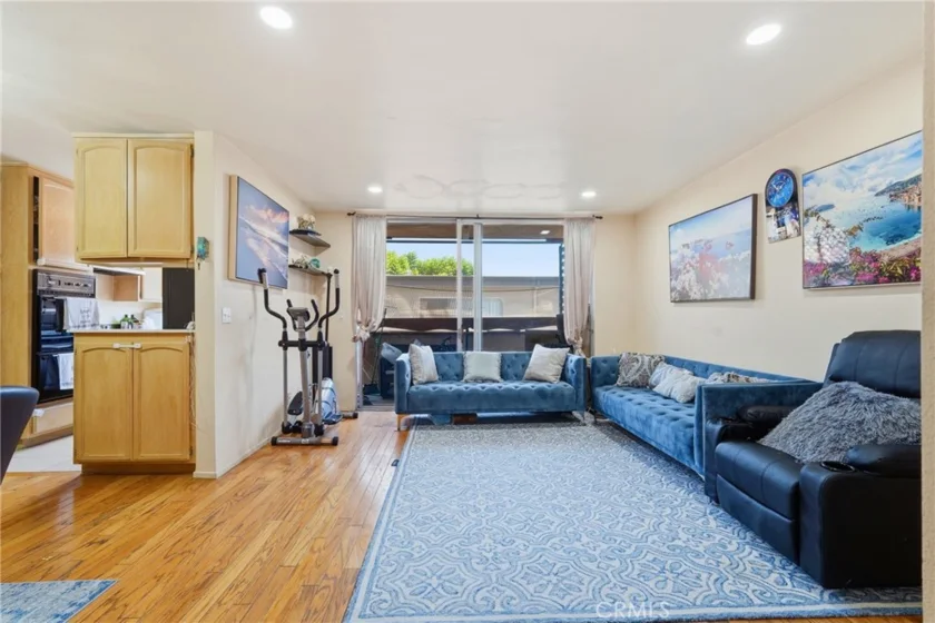 5429 Newcastle # 303 photo 7