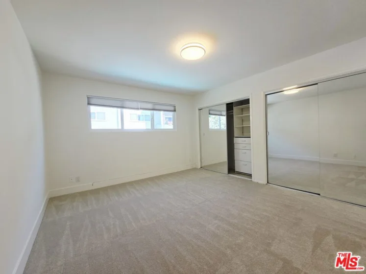 1262 S Barrington Avenue #204 photo 6