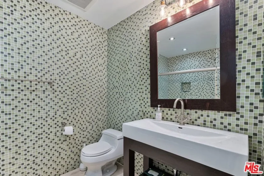 1129 Larrabee Street #8 photo 27