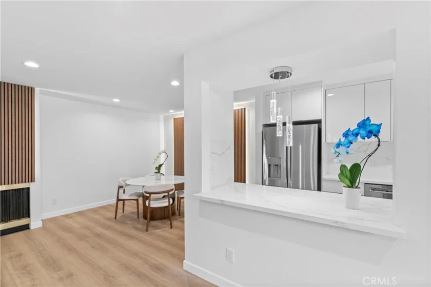 949 N Kings #215 photo 1
