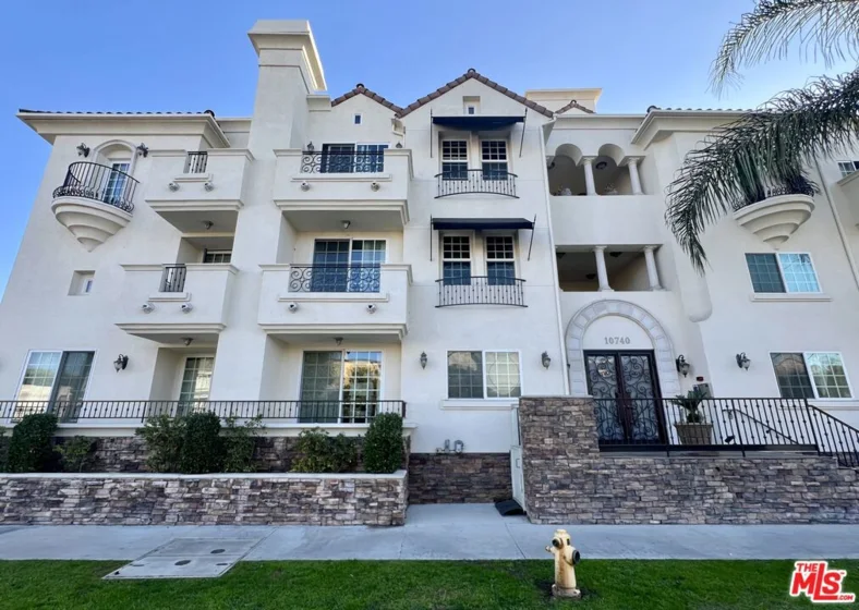 10740 Moorpark Street #305 photo 1