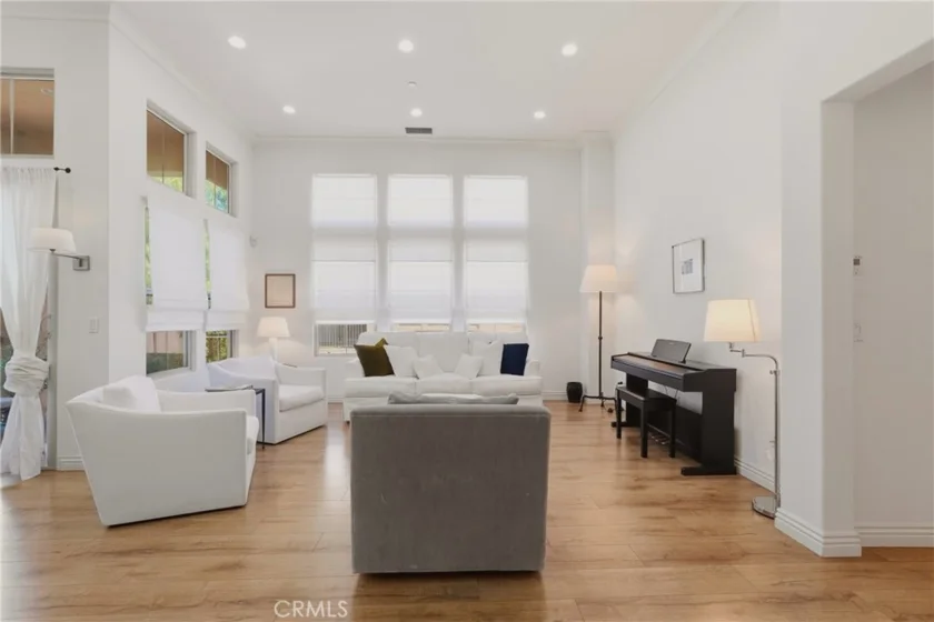240 Mayfair photo 2