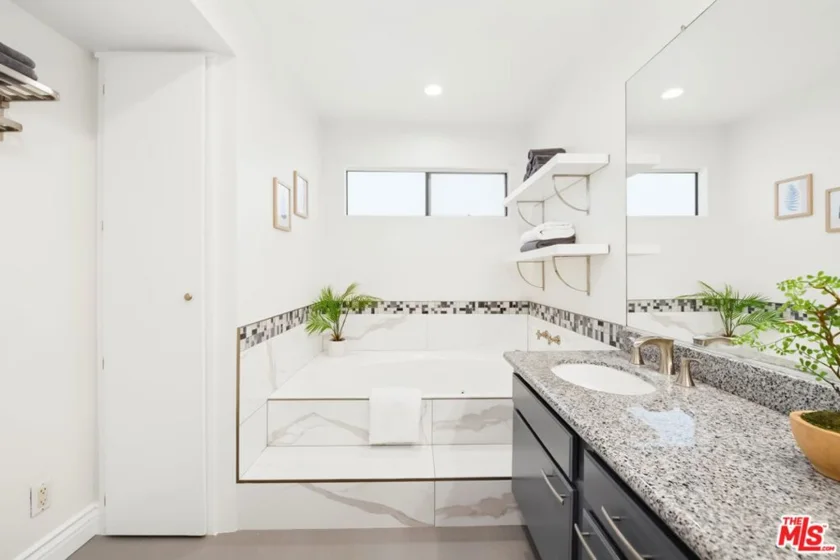 1222 N Kings Road #8 photo 35