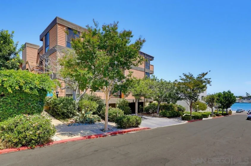 2942 Lawrence Street photo 2
