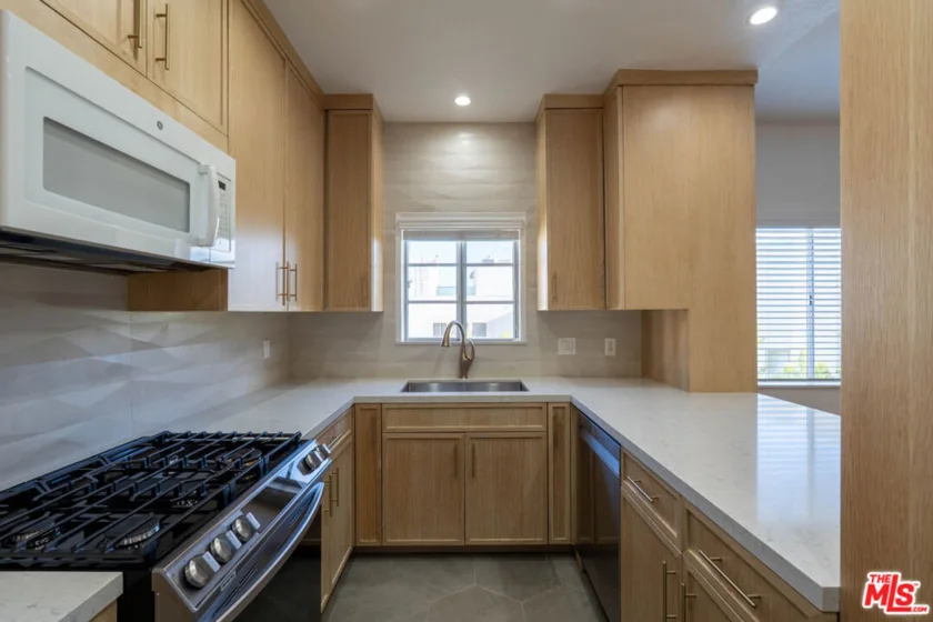 5135 Zelzah Avenue #305 photo 11