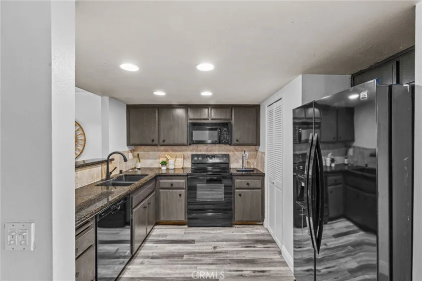 18741 Applewood photo 10