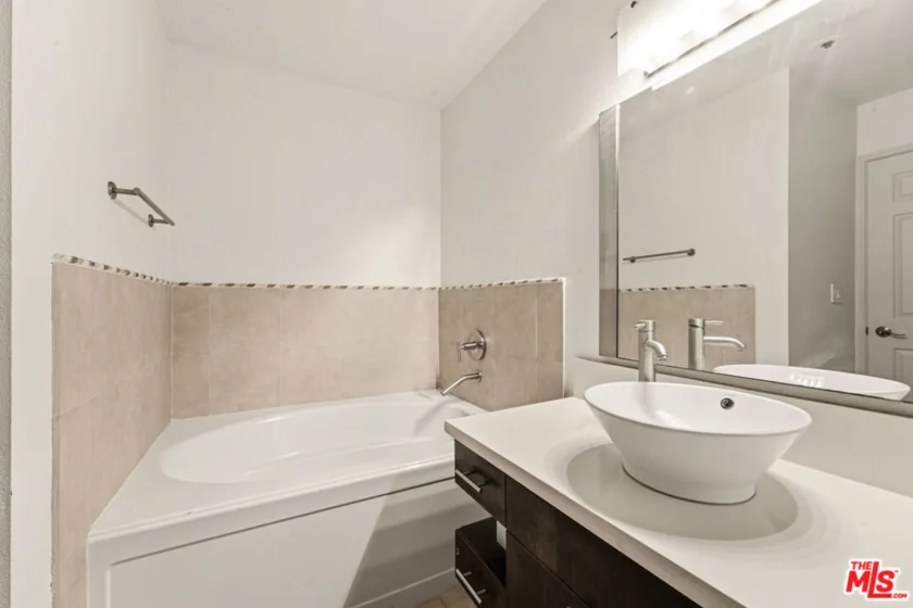 121 S Hope Street #313 photo 16