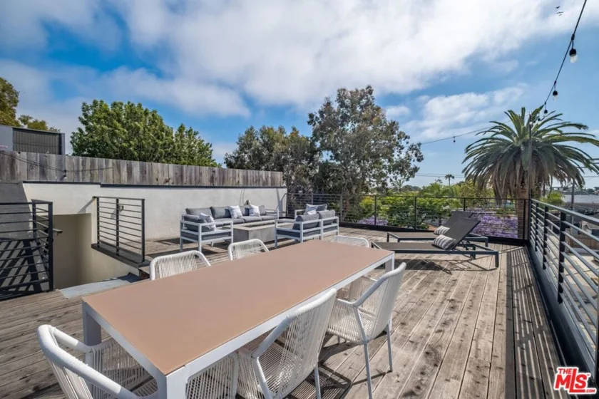 611 Broadway Street photo 28