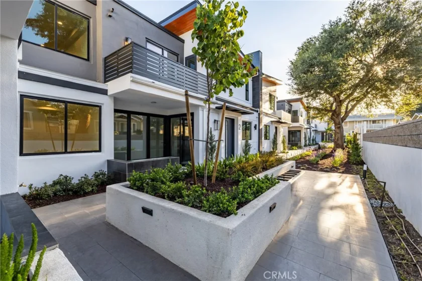 1649 N Lake Avenue #1 photo 1