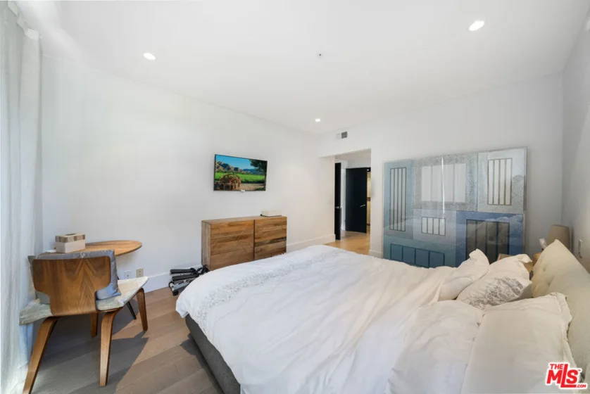 960 N Doheny Drive #301 photo 24